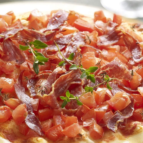pizza de jamón serrano con tomate